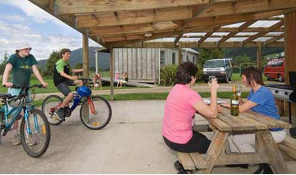Smiths Farm Holiday Park Linkwater Bagian luar foto